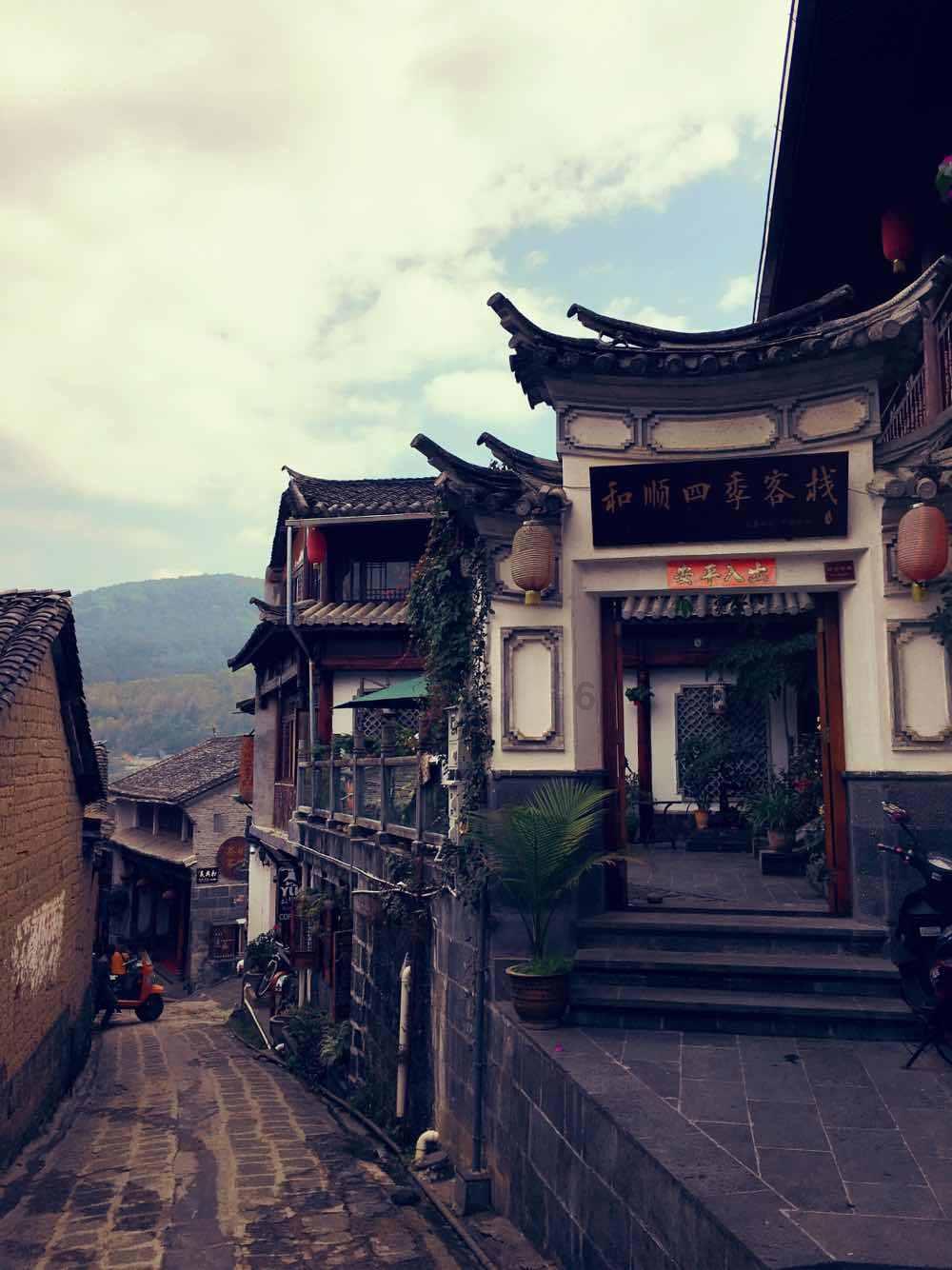 杜海涛牵手沈梦辰逛街,发量稀疏脸长黄斑状态好差,与美妻像隔辈